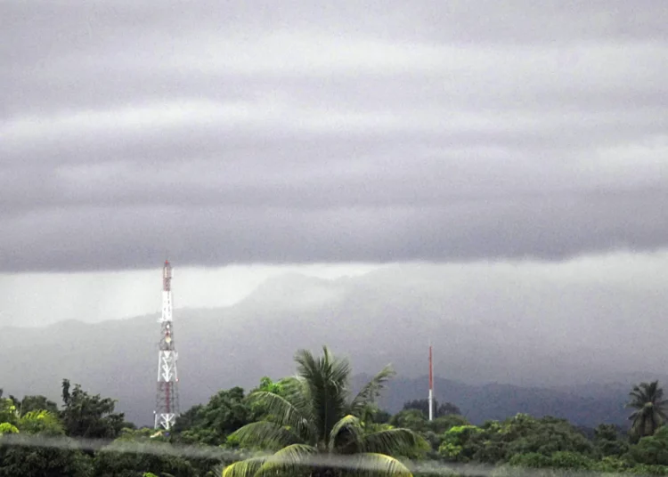Oscar se degrada a tormenta tropical tras tocar tierra en Cuba como huracán, en medio de una crisis energética que ha dejado a la isla sin luz