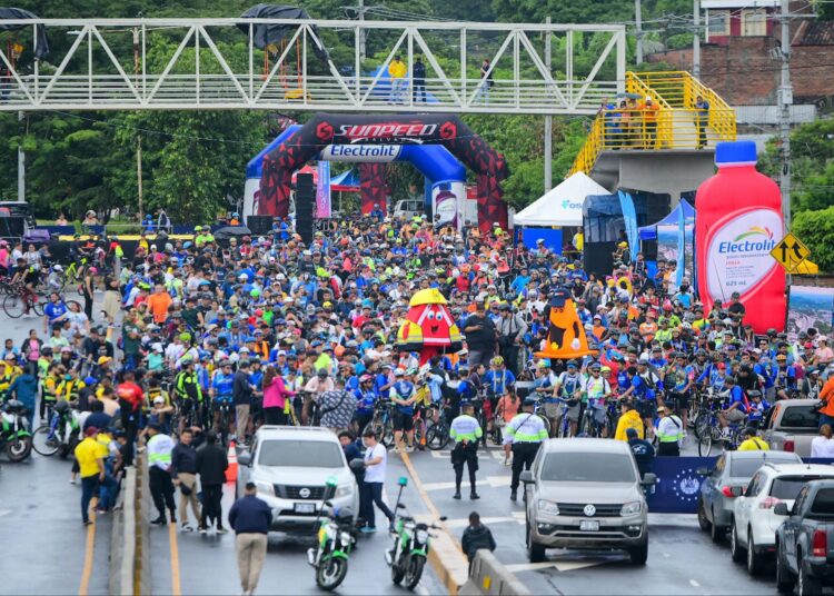 Más de 1,000 ciclistas participaron en la Pedaleada en Santa Ana