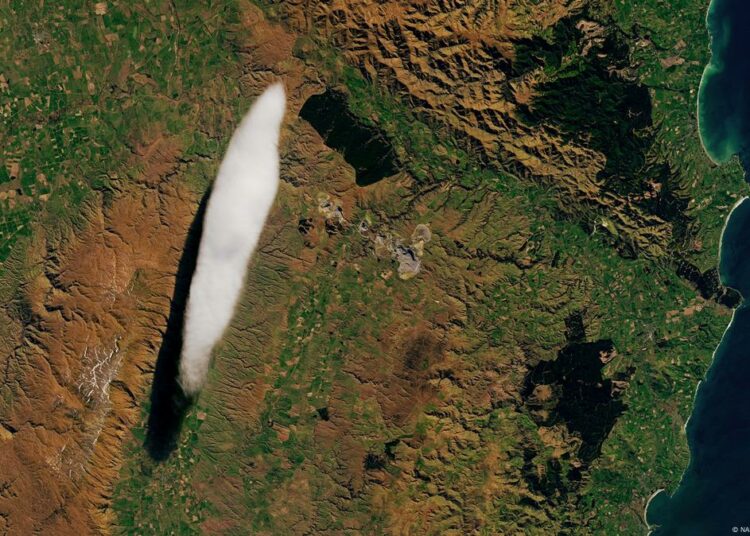 La NASA inspecciona una rara nube que no cambia de lugar