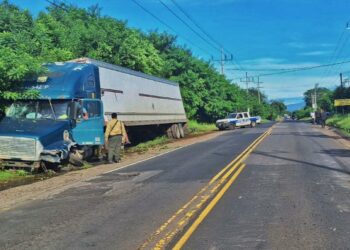 Mujer y menor de edad son lesionados al ser impactados por una rastra en Tierra Blanca, Usulután