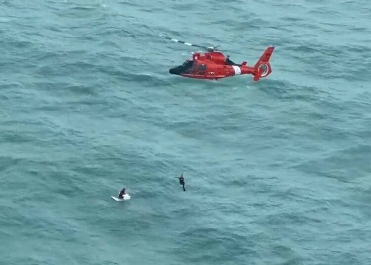 Rescatan a un hombre que flotaba en una hielera frente a la costa de Florida tras el huracán Milton