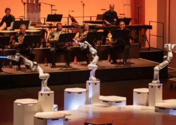 Un robot con tres brazos dirige una orquesta alemana