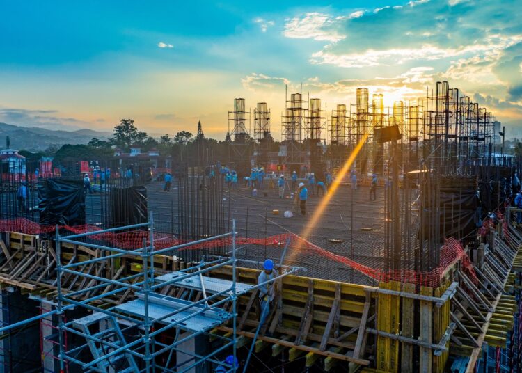 Equipos se encuentran colocando concreto en el tercer nivel del nuevo Hospital Nacional Rosales