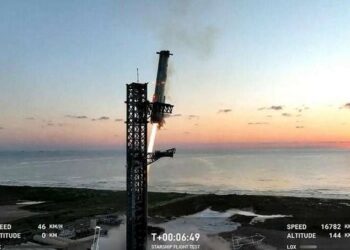 (VIDEO) SpaceX logra atrapar por primera vez el propulsor del cohete más potente de la historia