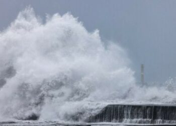 El supertifón Kong-rey toca tierra en Taiwán y causa la muerte de una persona y 73 heridos
