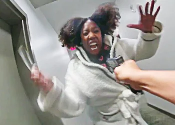 (IMÁGENES FUERTES) Una exjugadora de baloncesto muere tiroteada tras atacar y cortar con un cuchillo a un policía