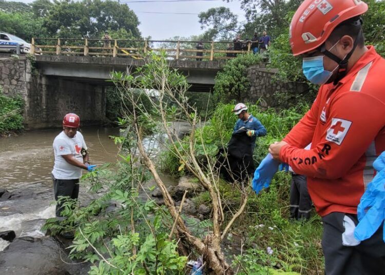 Socorristas rescatan cuerpo de un hombre en río Talnique, La Libertad