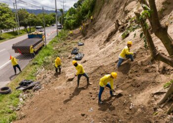 Ministro Romero Herrera supervisa obras de protección en taludes en autopista a Comalapa