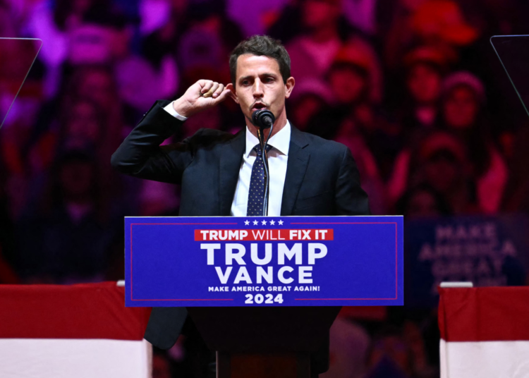 Políticos y famosos de EEUU critican a cómico aliado de Trump por llamar «basura» a Puerto Rico