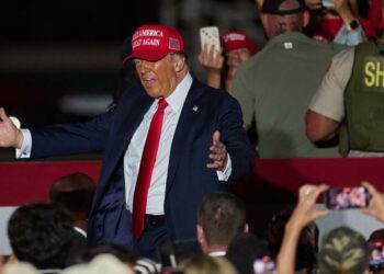 Hombre armado detenido niega intención de matar a Trump