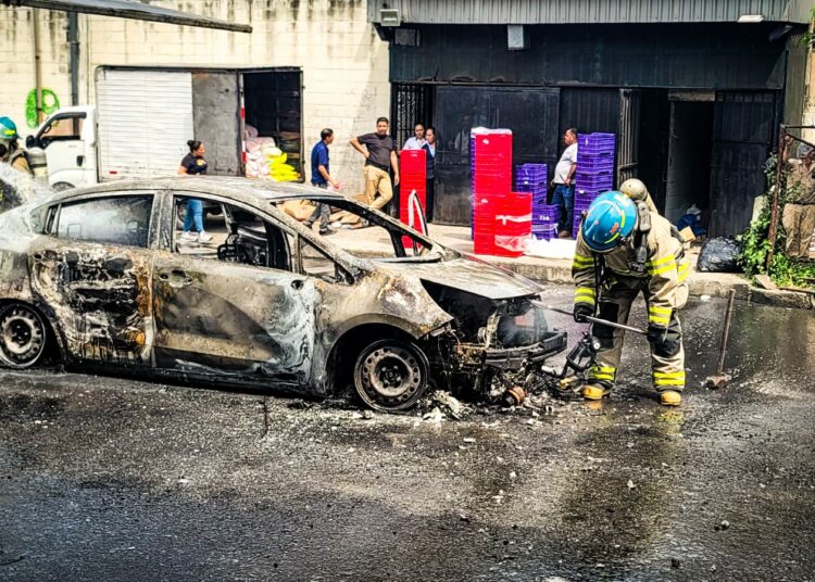 Bomberos sofoca incendio de un vehículo frente a centro comercial de Apopa