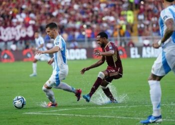 Argentina igualó 1-1 ante Venezuela por las Eliminatorias, en un duelo marcado por el mal estado del campo de juego