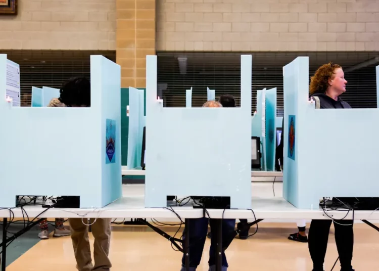 Los estadounidenses están ansiosos y frustrados por la campaña presidencial, según una encuesta de AP-NORC