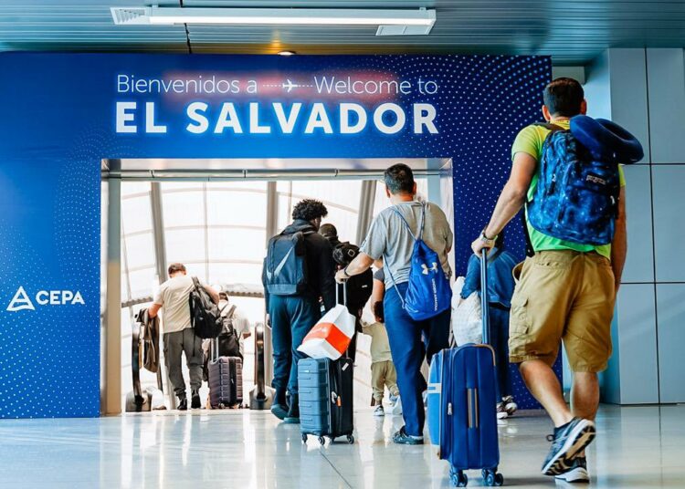 Todo viajero del exterior podrá ingresar a El Salvador, hasta $3 mil en bienes sin pagar impuestos