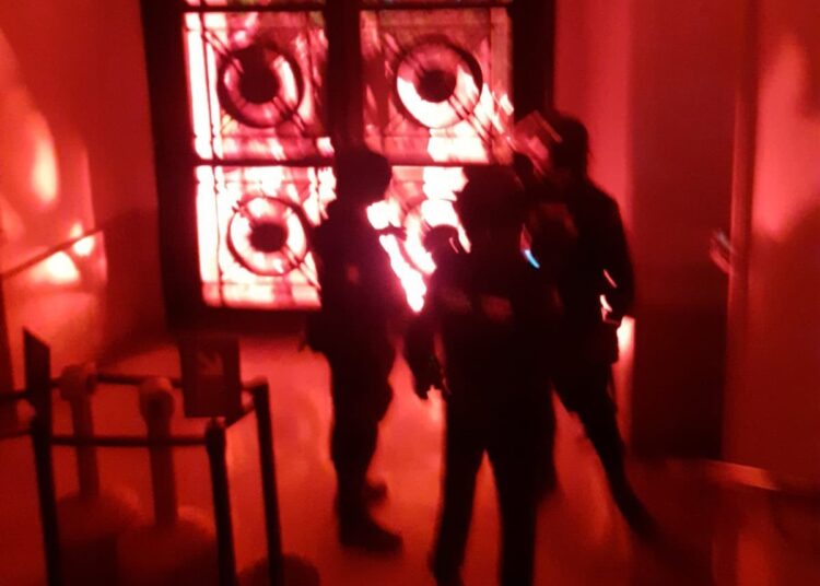 (VIDEOS) Manifestantes intentan quemar el Ayuntamiento de Valencia ante choques con la Policía