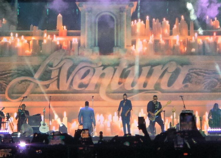 Baile, gritos y pura euforia: así se vivió el concierto de Aventura en El Salvador