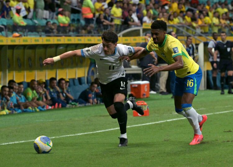 Uruguay rescata un punto de visitante ante Brasil en eliminatorias