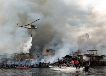 Incendio en una barriada de la capital de Filipinas quema cientos de hogares