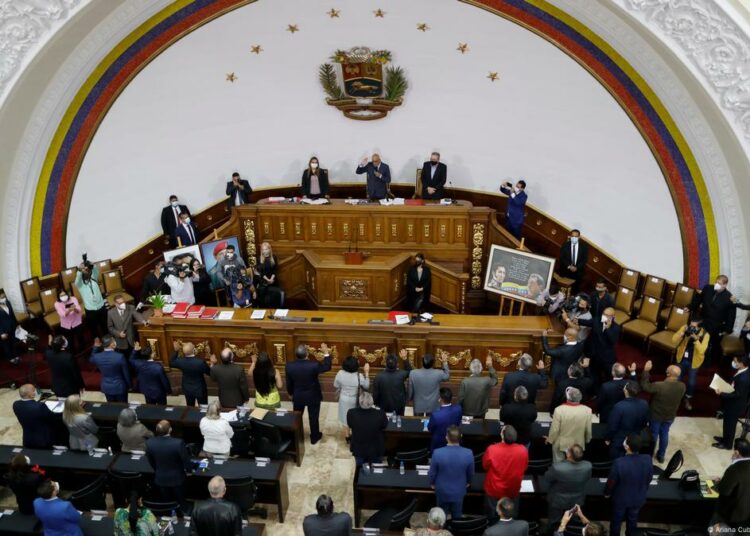 Venezuela aprueba ley para castigar apoyo a las sanciones