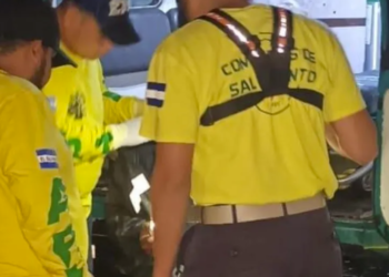 Conductor choca contra un motociclista y conduce por dos kilómetros con la víctima en el parabrisas