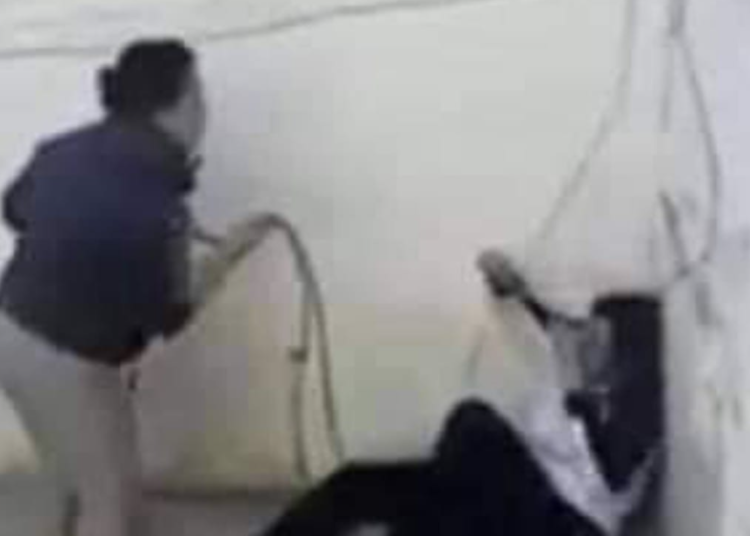 Mujer irá a juicio por golpear a su hijo de 16 años quien le negó dinero de la cuota alimenticia entregada por su padre