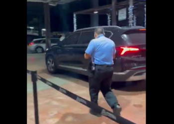 Conductor irrumpe con un auto el área de recepción de pasajeros en el aeropuerto Monseñor Romero
