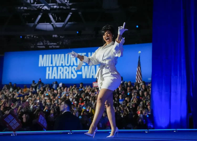 Cardi B enfrenta a Elon Musk después que la llamara “Títere” de Kamala Harris