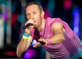 (VIDEO) Chris Martin de Coldplay sufre aparatosa caída en pleno escenario durante concierto en Melbourne