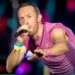(VIDEO) Chris Martin de Coldplay sufre aparatosa caída en pleno escenario durante concierto en Melbourne