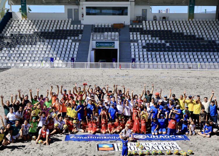 Una mañana de sonrisas y fútbol en la clínica organizada por la Beach Soccer Worldwide Foundation
