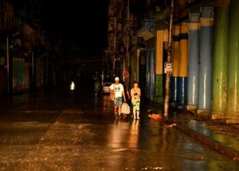 Huracán Rafael sale de Cuba y deja la isla a oscuras