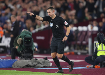 Suspenden a un árbitro de la Premier League por videos insultando al Liverpool y a Jurgen Klopp