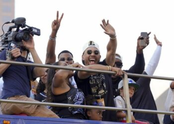 Los Dodgers de Los Ángeles celebran la victoria en la Serie Mundial con un desfile y una celebración en el estadio