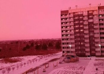 Misteriosa luz rosa ilumina el amanecer en una ciudad rusa en los Urales