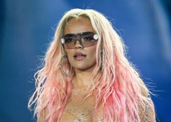 Karol G pide perdón tras polémica por su nueva canción ‘+57’