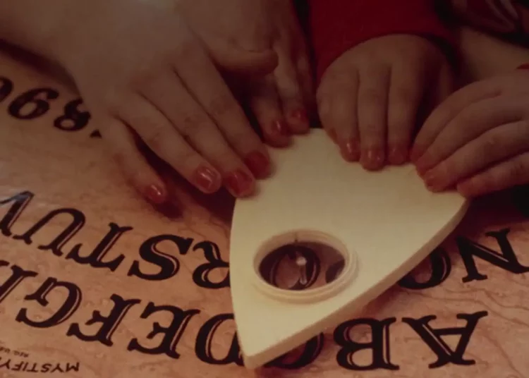 La ouija: historia de un juego envuelto en misterio y terror