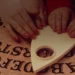 La ouija: historia de un juego envuelto en misterio y terror
