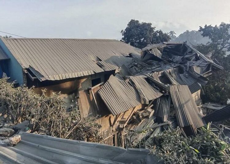 Erupción de volcán en el este de Indonesia deja 10 muertos