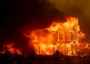 Incendio sin control devora viviendas cerca de Los Ángeles