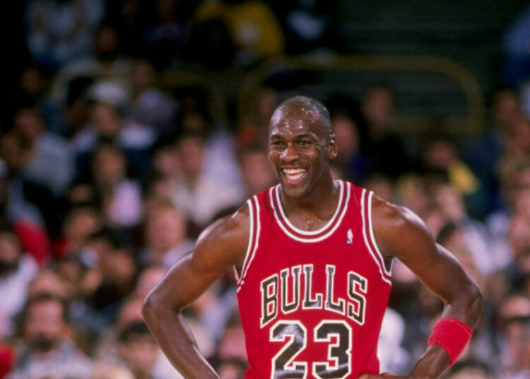 Camiseta de Michael Jordan de los Chicago Bulls se subasta en 4.7 millones de dólares