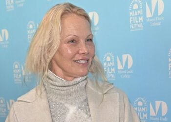 Pamela Anderson confesó sentirse más auténtica que nunca después de dejar el maquillaje