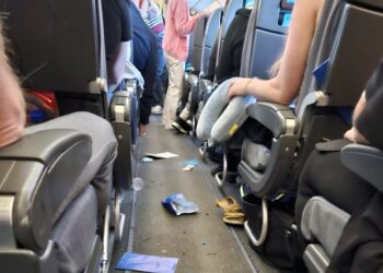 VIDEO: Turbulencia extrema arroja al techo a pasajeros de un avión