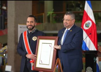 Presidente de Costa Rica condecora a Nayib Bukele con la orden nacional Juan Mora Fernández