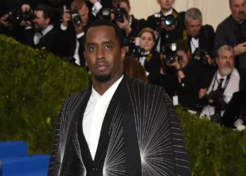 Mujer denuncia que se despertó inconsciente en la calle tras conocer a Diddy en un concierto