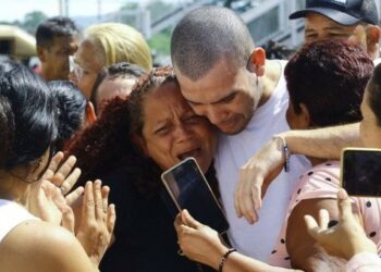 Gobierno de Venezuela libera a más de 100 presos políticos