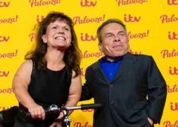 La difunta esposa de Warwick Davis le dejó más de 500 mil libras en su testamento