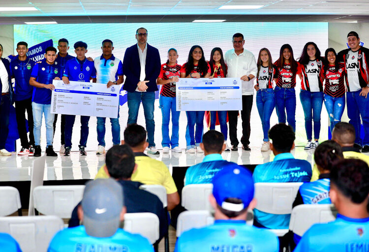 INDES premió a los mejores de la Liga de Fútbol Playa Copa CEL 2024