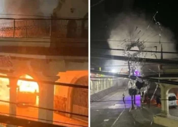 Desde ‘monstruos’ blindados tirotean sede municipal, atacan a policías y queman vehículos en México