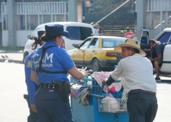 Alcaldía de San Salvador devuelve carretón de minutas a abuelito que vendía en zona recuperada de ventas