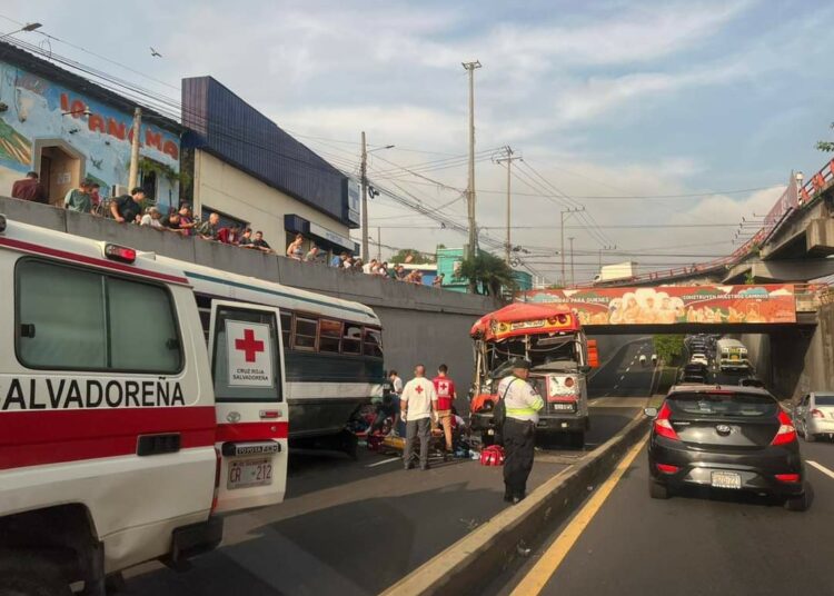 Una mujer fallecida y varios lesionados al chocar dos autobuses sobre el bulevar Venezuela